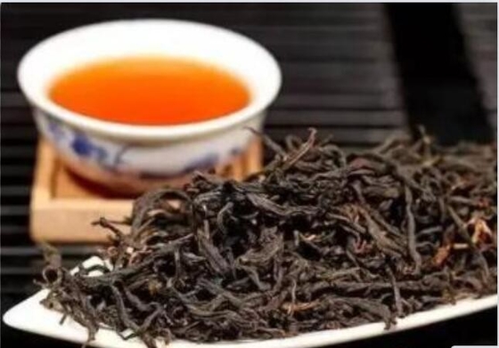 Foglie lunghe o ellittiche, verdi, lucide, sollevate, margine a microonde, leggermente piegate o piatte, acuminate apicolari,