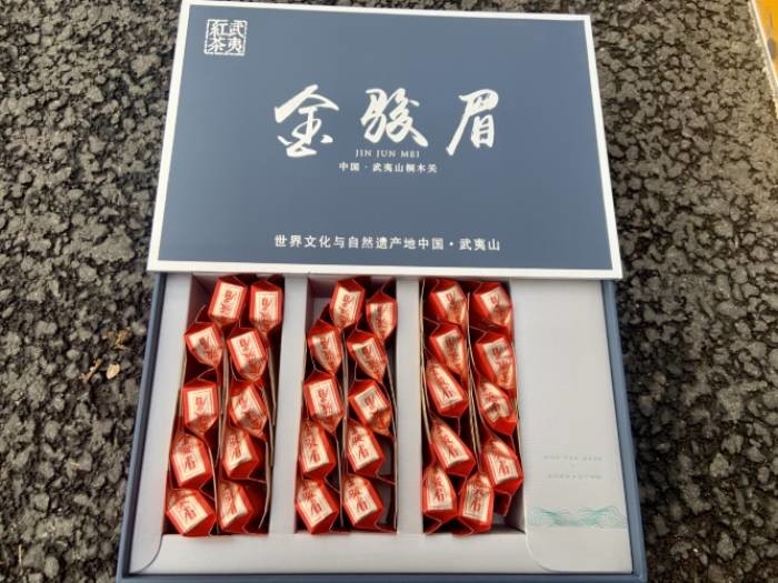 Il tè Jinjunmei, un ramo del tè nero a Zhengshan, ha origine dal villaggio Tongmu, città di Wuyishan, provincia del Fujian.